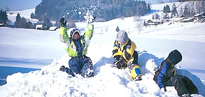 Spielende Schüler vorm Schullandheim