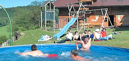Poolparty vor der Berghütte